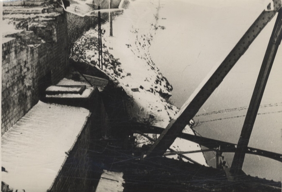 Original photo Berlin Neukölln, destroyed Britzer Bridge over the Teltow Canal, 1945/46