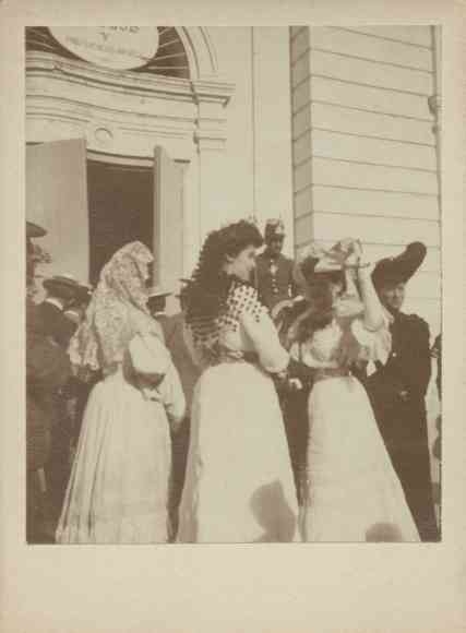 Foto Spanje, omstreeks 1890, vrouwen in klederdracht voor een rariteitenkabinet