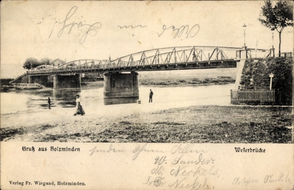 Ak Holzminden an der Weser, Brücke, Flusslandschaft, Menschen, Verlag Fr. Wiegand