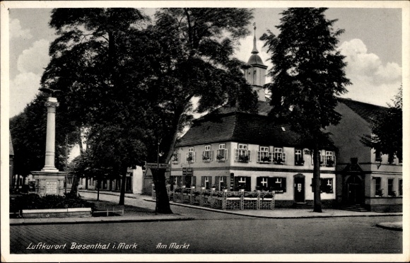 Postcard Biesenthal in der Mark, Am Markt, war memorial
