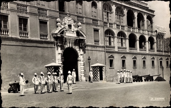 Postcard Monaco, The Changing of the Guard in front of the Prince&#39;s Palace