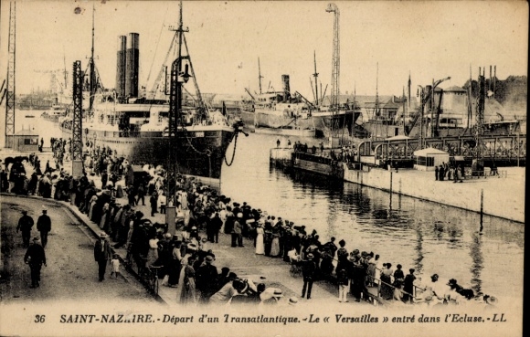 CPA Saint Nazaire, Départ d'un Transatlantique, Versailles entré dans l'Ecluse