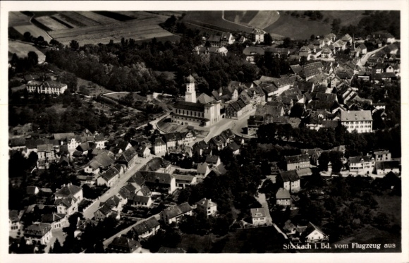 Ak Stockach im Hegau Baden, luchtfoto van de stad, gefotografeerd vanuit het vliegtuig