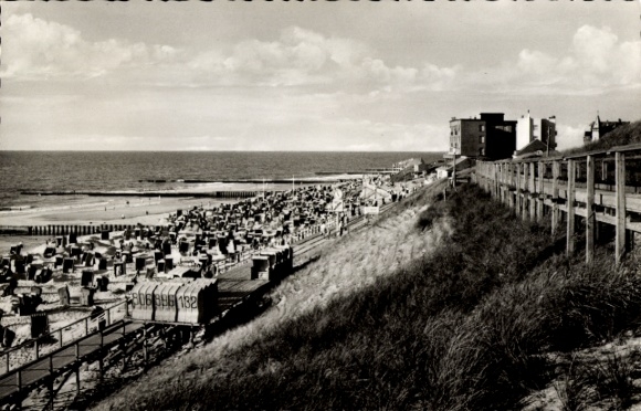 Ak Westerland auf Sylt, Strandpromenade, Strandkörbe, Meer, Wolken, Westerland
