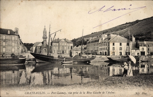 KP Chateaulin Finistère, widok na port, łodzie, budynki, spokojna woda, ludzie na brzegu