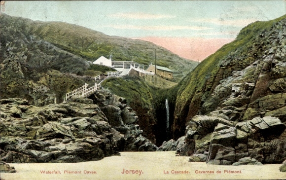 Ak Plemont Kanalinsel Jersey, Wasserfall, Plémont Caves,  La Cascade, Caverne de Piémont