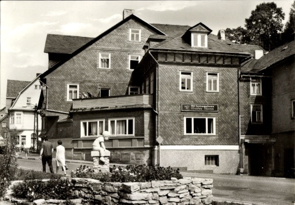 Ak Lauscha in Thüringen , FDGB-Vertragshaus, HO-Gaststätte, Wilder Mann, Gebäude im Hintergrund