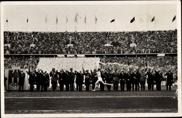 KP Berlin Reichssportfeld, Stadion Olimpijski, Igrzyska Olimpijskie 1936, sztafeta z pochodniami wjeżdża na stadion