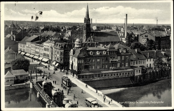 Ak Guben in Neder-Lausitz, Neiße-brug, tram, kerk, voorbijgangers, Hitlerstrasse
