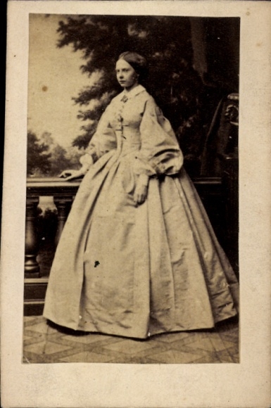 CdV Young woman in white dress, portrait, princess