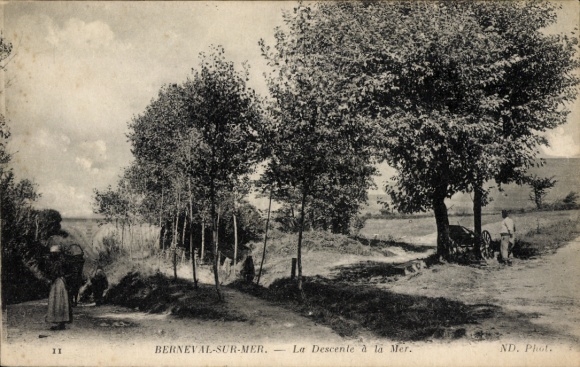 Postcard Berneval sur Mer Seine Maritime, La Descente a la Mer