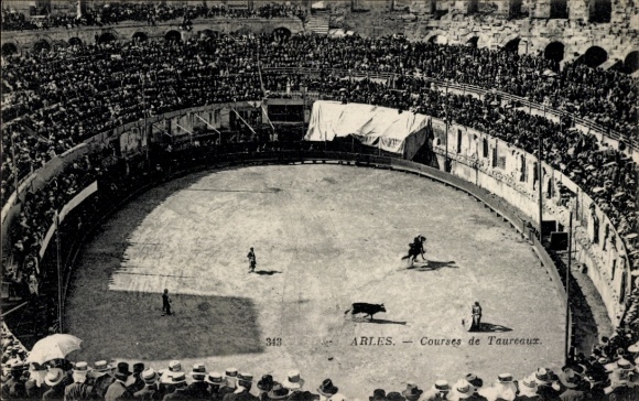 Ak Arles Bouches du Rhône, Stierkampf, Arena, Zuschauer,  Frankreich