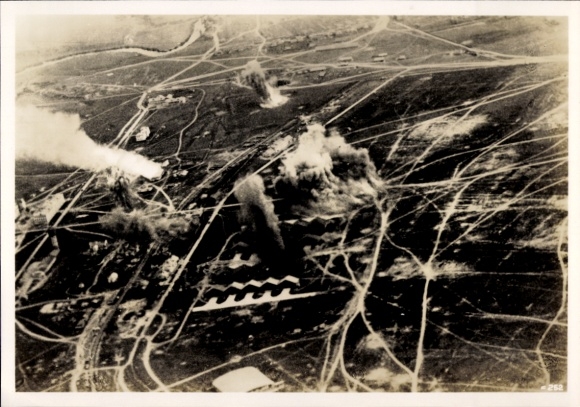 Foto Hoffmann, H., Sowjetischer Flugplatz unter Beschuss der deutschen Luftwaffe, Okt. 1941