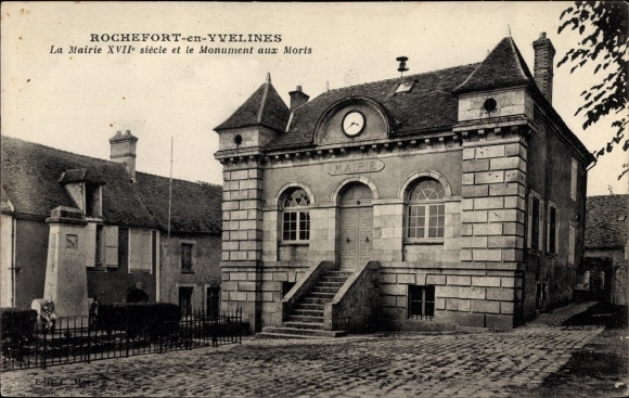 Postcard Rochefort en Yvelines, The Town Hall and the War Memorial