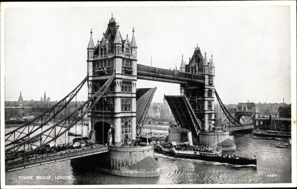 Ak London City England, Tower Bridge, parostatek mija otwarty most