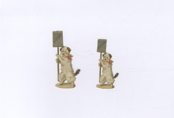 2 wafle pies z czerwoną kokardą trzymający napis "dobrostan", "satysfakcja", 8 x 4,5 cm, 7 x 4 cm