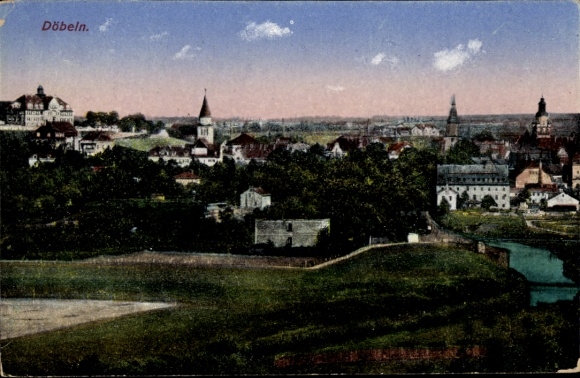 Ak Döbeln in Sachsen, Stadtansicht mit Kirchen und Häusern, blaue Wasserfläche, hellblauer Himmel