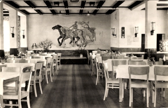 Ak Arendsee in der Altmark, Speisesaal mit Tischen, Pferdemotiv an der Wand, historische Atmos...