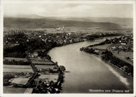 Ak Rheinfelden in Baden, Luftaufnahme von  Fluss und Landschaft, Schwarz-Weiß