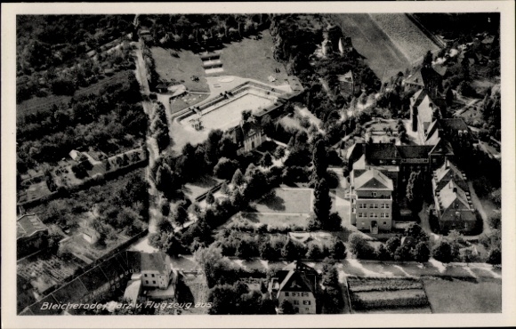 Ak Bleicherode am Harz, Luftaufnahme, Stadtansicht, Parks, n Gebäude