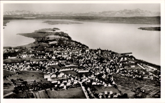 Ak Radolfzell am Bodensee, luchtfoto van Radolfzell, Bodenmeer, bergen op de achtergrond, Architek