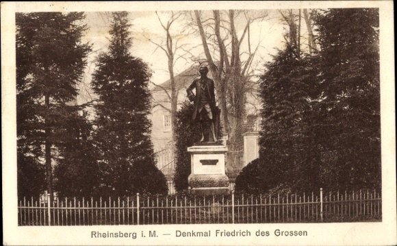 Postcard Rheinsberg in der Mark, monument to Frederick the Great, statue, park, surrounded by trees