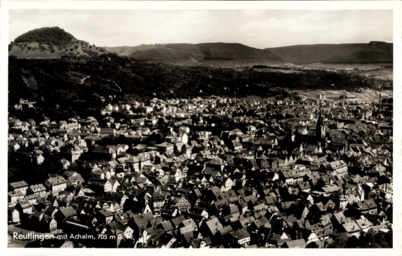 Ak Reutlingen in Württemberg, Stadtansicht von  Achalm im Hintergrund, fotografie