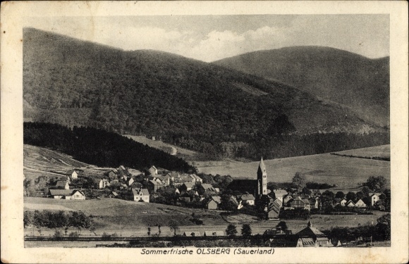 Ak Olsberg im Hochsauerlandkreis, Blick auf den Ort, Kirche, Berge