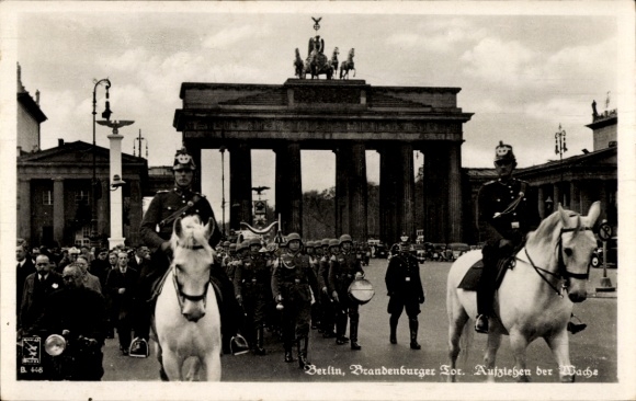 Ak Berlin, Brandenburger Tor, Aufziehen der Wache, Polizei, Wehrmacht