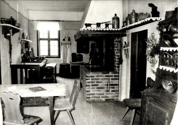 Photo Postcard Boizenburg an der Elbe, interior, fireplace, cupboards, table, chairs