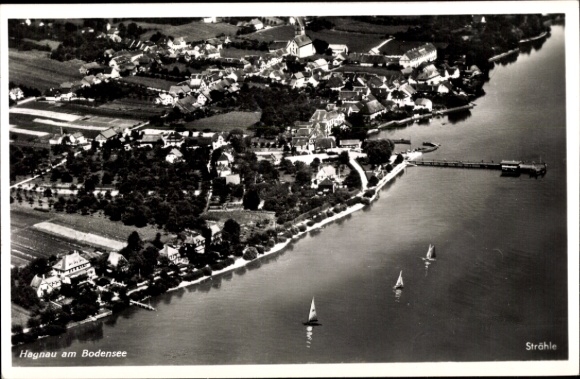 Ak Hagnau am Bodensee, Luftaufnahme, Hagnau, Bodenseeufer, Segelboote, Villen, natürliche Landsch