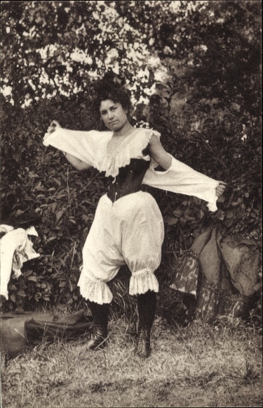 KP Parisiennes fin de siecle, kobieta w bieliźnie, portret