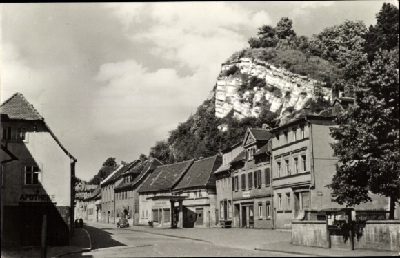 Ak Camburg an der Saale Thüringen, Straße mit Häusern, hellem Felsen im Hintergrund, Wolkiger ...