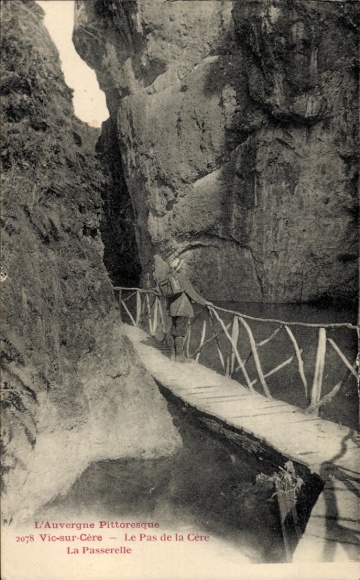 Postcard Vic sur Cère Cantal, Pas de la Cere, Passerelle
