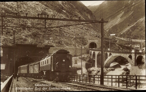Postcard Göschenen Canton Uri, Electric train of the Gotthard Railway