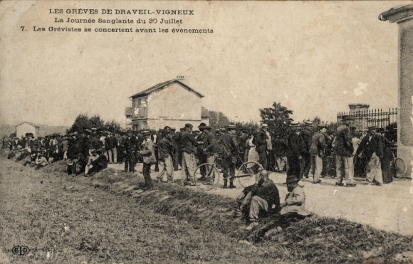 Postcard Draveil Essonne, workers consult on strike