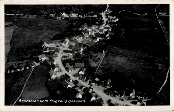 Ak Bremelau Münsingen in Württemberg, Luftaufnahme von  Häuser, Straße, Wald