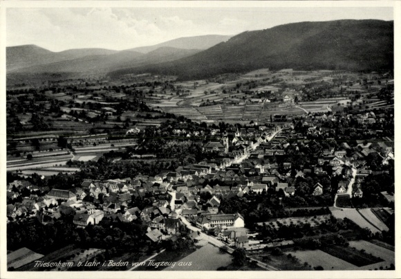 Ak Friesenheim in Baden, Luftaufnahme von Friesenheim, Lahr, Berglandschaft, Häuser