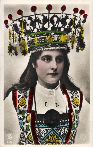 Postcard Woman in Norwegian costume, Hardangerbrad, portrait