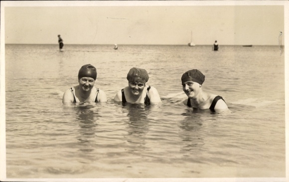 Ak Ostseebad Timmendorfer Strand, Drei Frauen im Wasser, Badekappen, Strand, Segelboote im Hinter