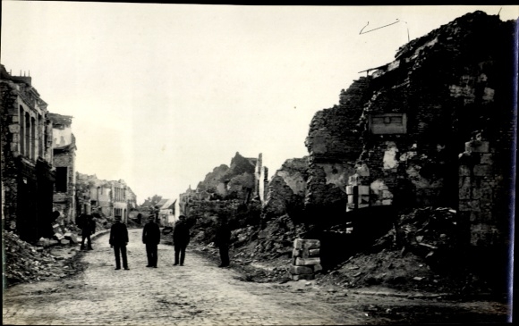 Photo Bapaume Pas de Calais, destroyed houses, rubble, war