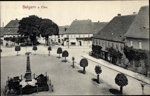 Postcard Belgern Schildau in northern Saxony, bird&#39;s eye view of a square with a monument, houses