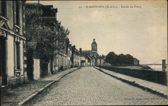 Postcard St Mathurin Maine et Loire, Entrance to the Village