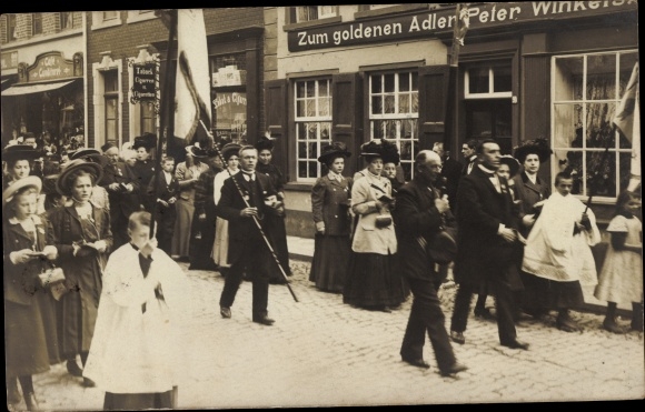 Photo Postcard Kevelaer on the Lower Rhine, to the golden eagle, procession, pilgrims