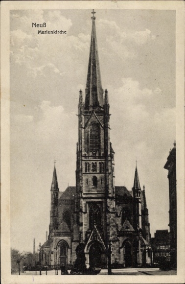 Ak Neuß Neuss am Rhein, Marienkirche, neugotischer Baustil, hohe Kirchturmspitze, Wolken im Hinte