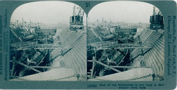 Stereofoto van onderzeeërs in droogdok in Government Navy Yard, WO I