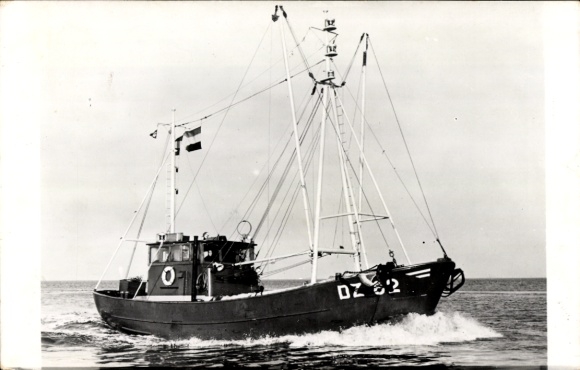 Postcard Dutch fishing boat Drie Gebroeders, DZ 82