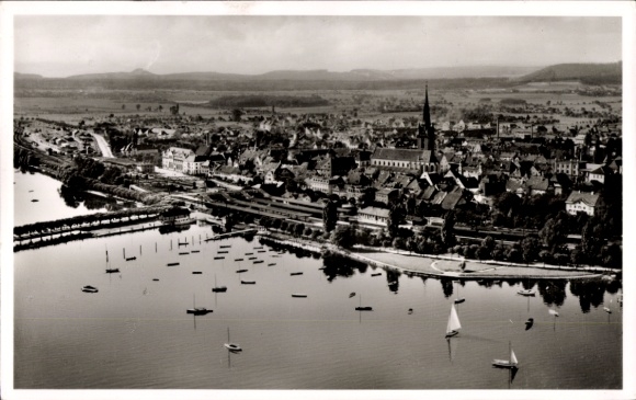 Ak Radolfzell am Bodensee, luchtfoto van het meer met boten, kerken, huizen, landschap
