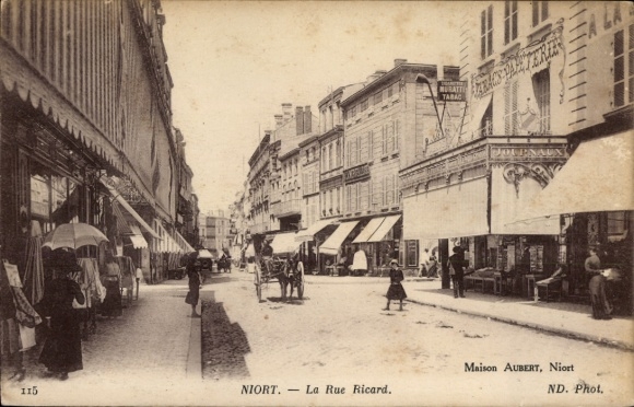 Ak Niort Deux Sèvres, Straße mit Geschäften, Menschen, Esel und Wagen, Maison Aubert