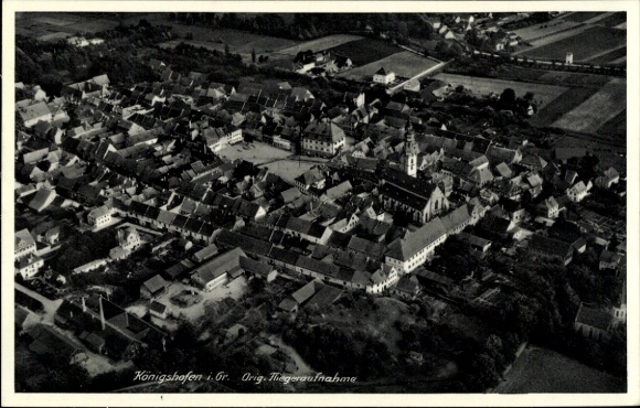 Ak Königshofen Heideland in Thüringen, Luftaufnahme von  viele Dächer, Grünflächen, Kirche, Lands